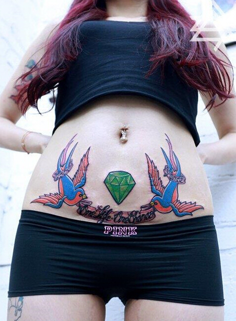 霸气妹子腹部精巧燕子纹身图案