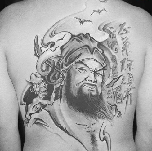男性后背时髦的钟馗纹身图案
