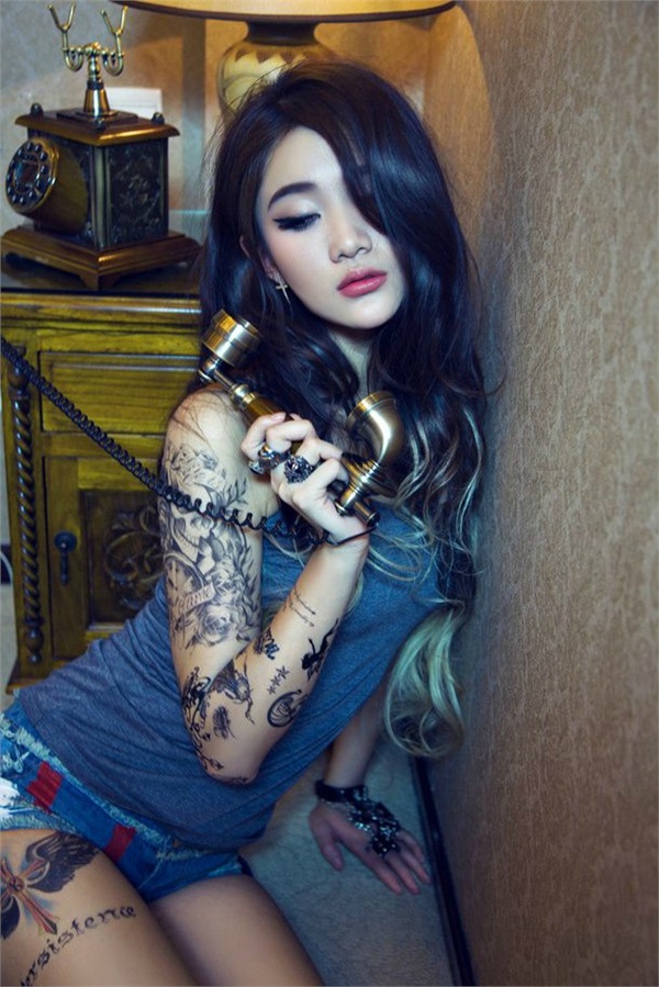 性感美女身上漂亮的纹身图案