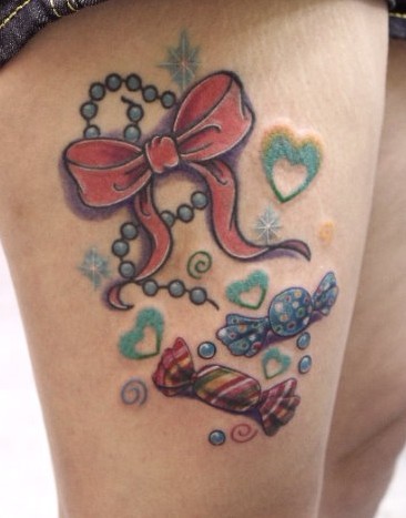 腿部彩色蝴蝶结爱心糖果纹身图案