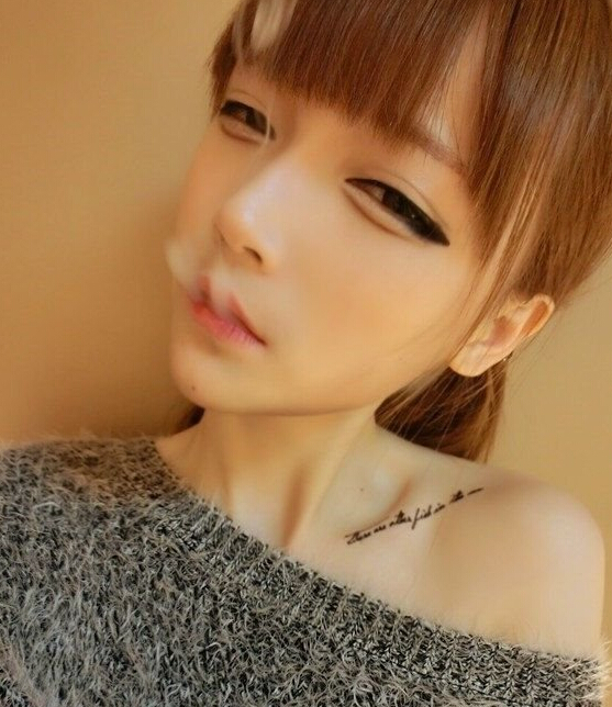 非主流美女锁骨英文纹身