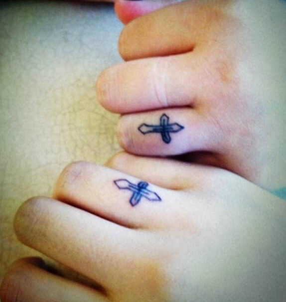 情侣手指简单个性的十字架纹身图案大全
