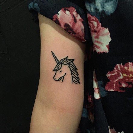 手臂简单的独角兽纹身图案