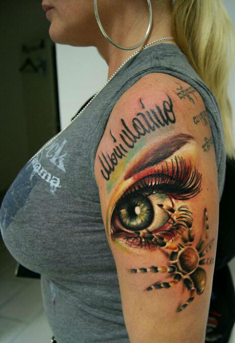 女性手臂3D眼睛和蜘蛛纹身图案