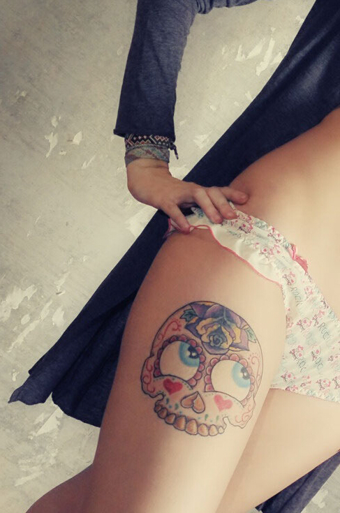 女孩右腿上色色的骷髅头纹身图案