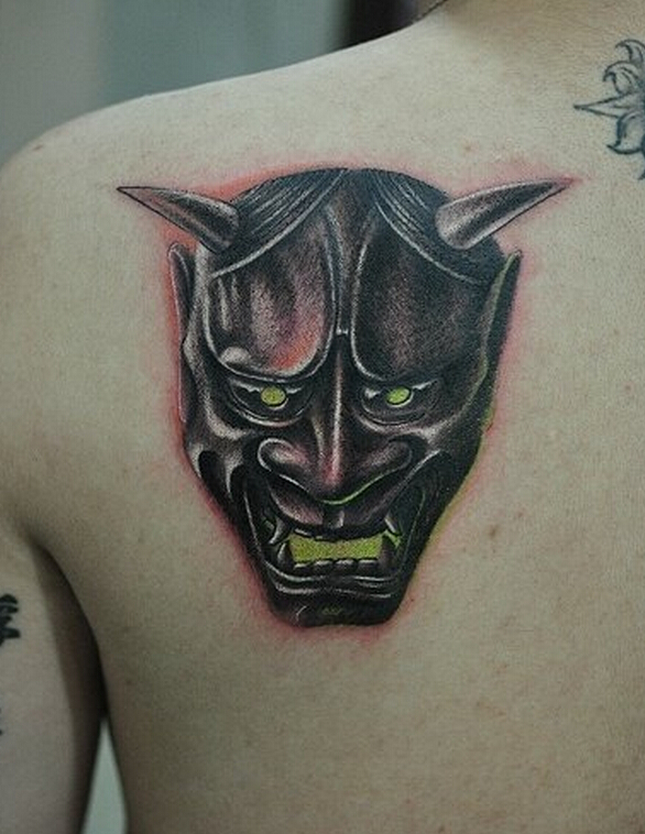 男人背部彩色般若纹身图案