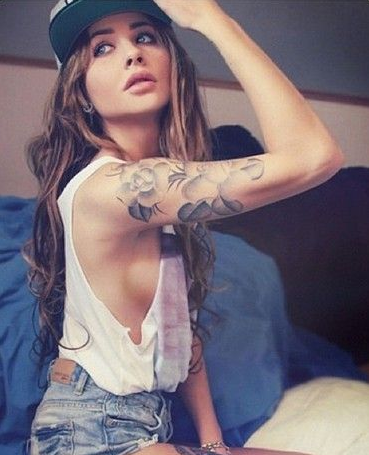 欧美美女手臂唯美的花刺青