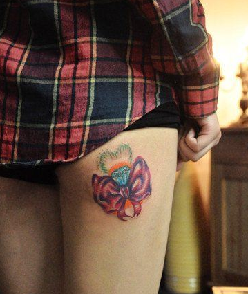 女生臀部流行时尚的蝴蝶结钻石纹身图案