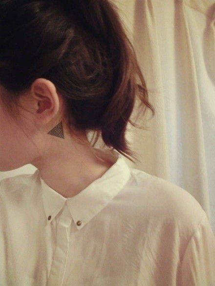 女生颈部三角形纹身图案