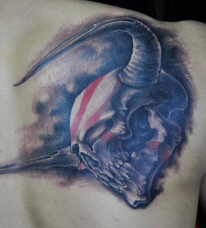 男性背部牛角骷髅头纹身图案