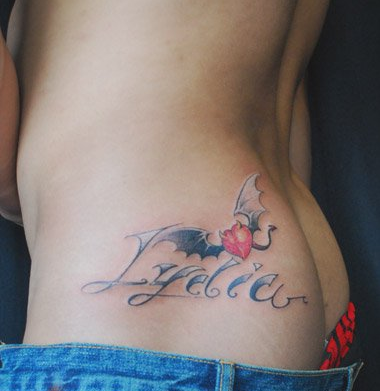 臀部小翅膀心脏纹身图案