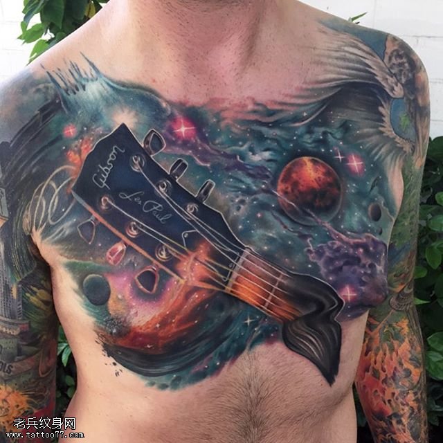 胸部星空吉他纹身图案