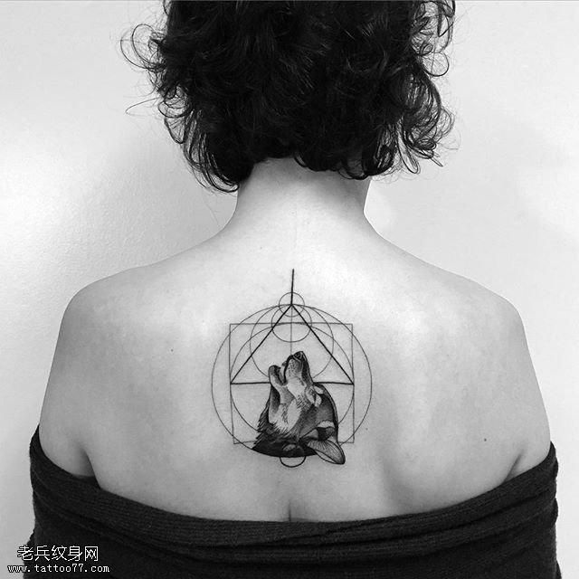 背部几何元素的狼纹身图案