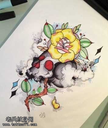 手稿彩色骷髅花朵纹身图案