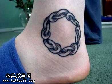 脚部漂亮的脚链纹身图案