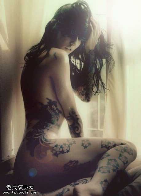 女性黑白纹身图案