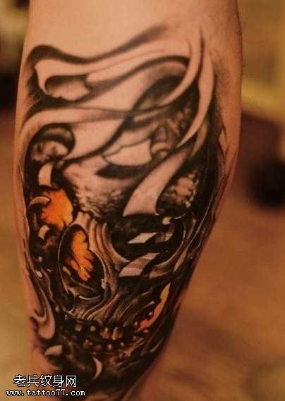 腿部黑骷髅头纹身图案