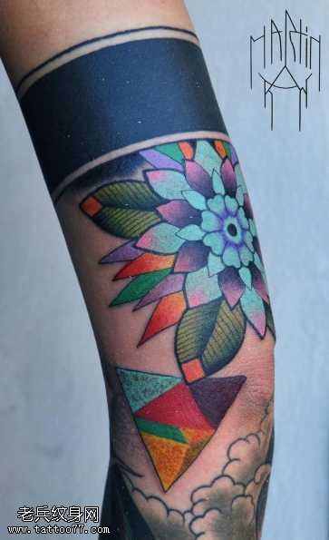 腿部曼轮花时尚的纹身图案
