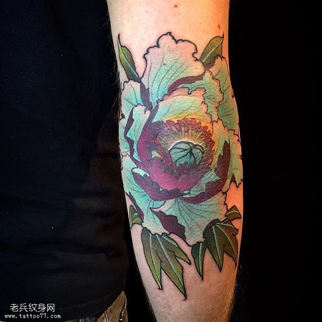胳膊上一朵漂亮的牡丹纹身图案