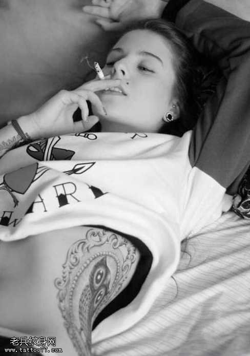 侧腰个性女人纹身图案