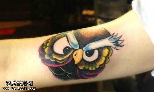 胳膊彩色猫头鹰纹身图案