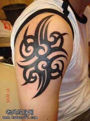 胳膊上时尚的图腾纹身图案