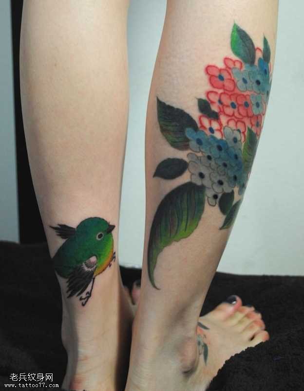 腿部漂亮好看的花朵小鸟纹身图案