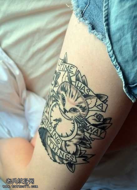 腿部可爱猫咪纹身图案