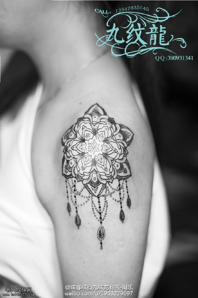 肩部经典的吊坠梵花纹身图案