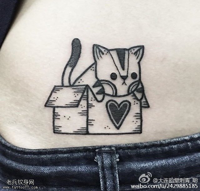 腹部的点刺的小猫咪纹身图案