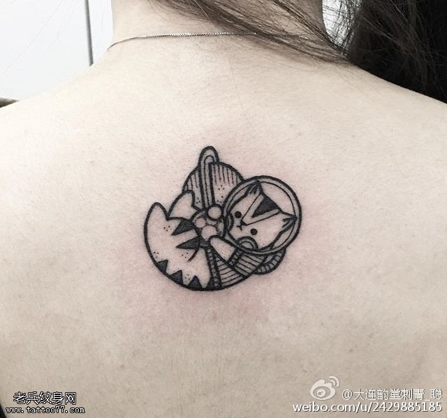 背部舒服的小猫咪纹身图案