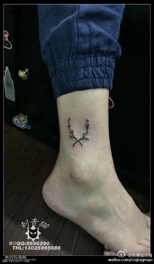 脚腕上的小树枝纹身图案