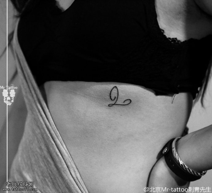 腹部线条字符纹身图案