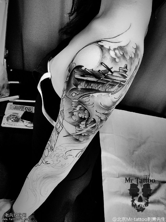 肩部的水墨帆船纹身图案