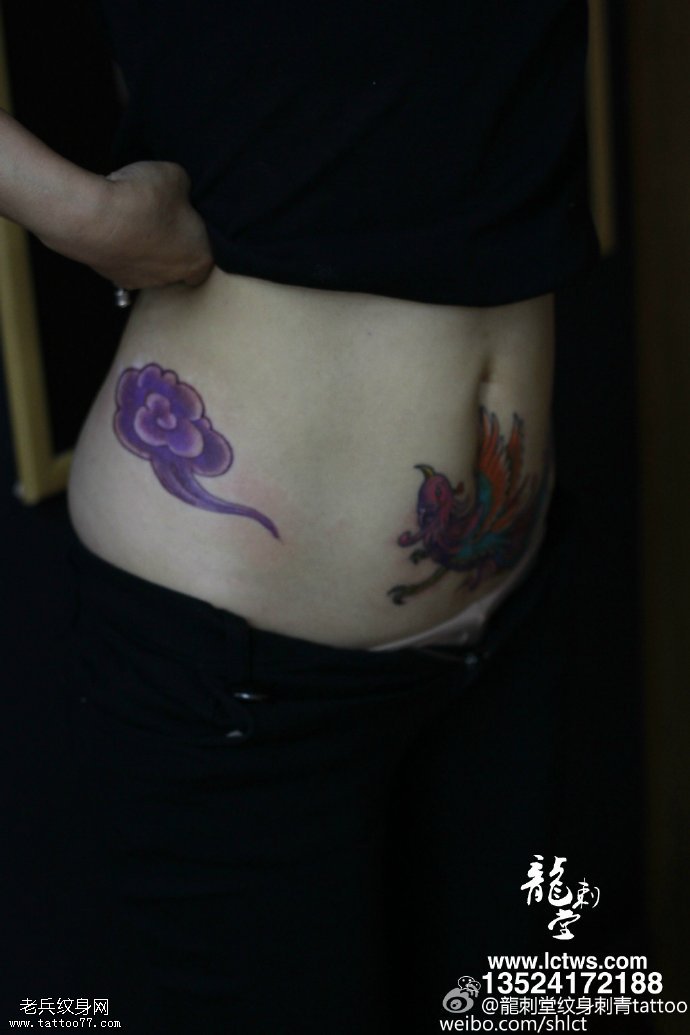 腰部的祥云纹身图案