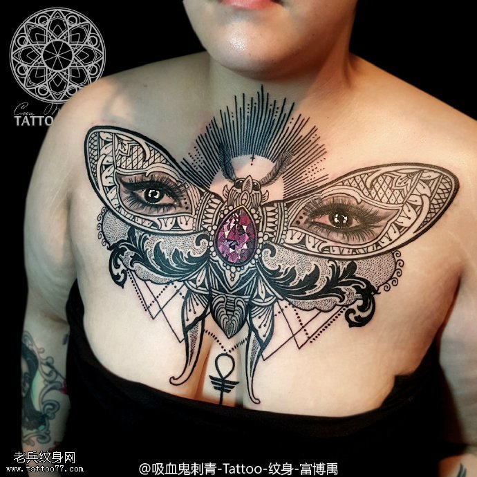 肩部的蝴蝶梵花纹身图案