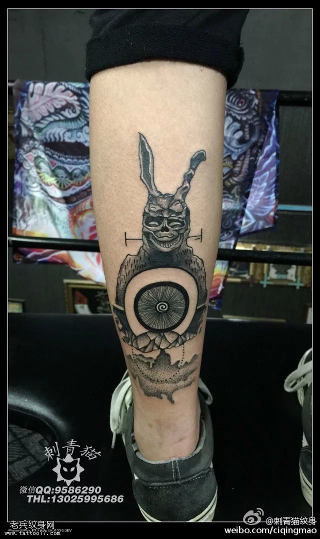 小腿写实的兔先生纹身图案
