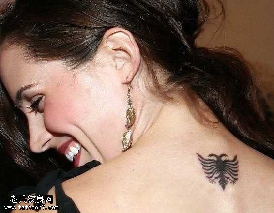 背部小蜘蛛纹身图案