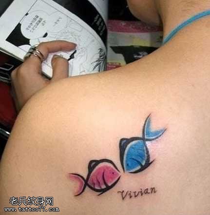 背部小清新双鱼纹身图案