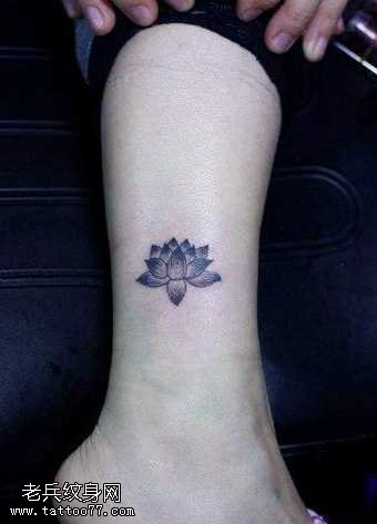 腿部小清新莲花纹身图案