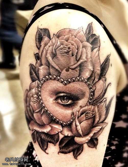 大臂爱心玫瑰花纹身图案