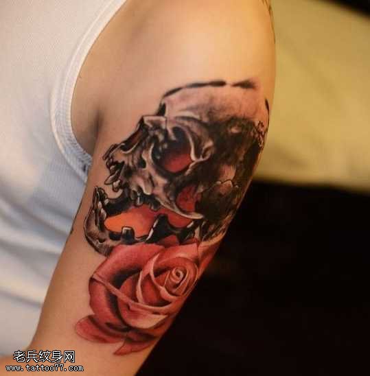 胳膊经典花骷髅纹身图案