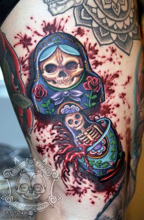 腿部中国娃娃纹身图案