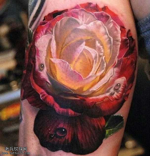 腿部烂漫的花朵纹身图案