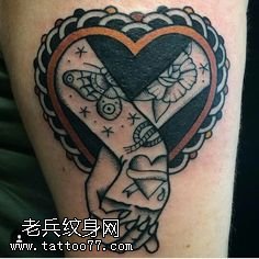 大腿上的友谊之手纹身图案