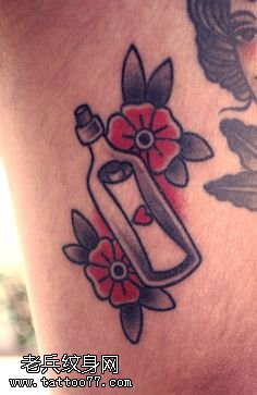 胳膊上一只漂流瓶纹身图案