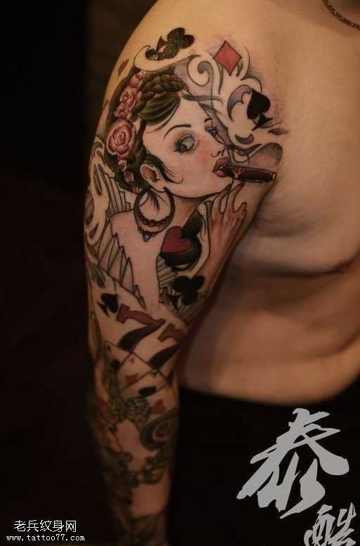 胳膊美女扑克纹身图案
