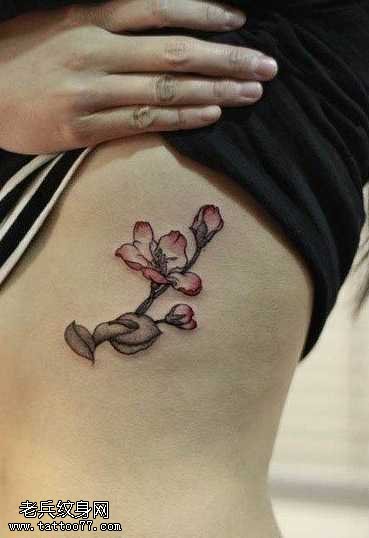 腰部桃花纹身图案