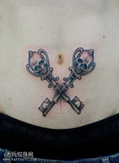 腹部骷髅锁匙纹身图案