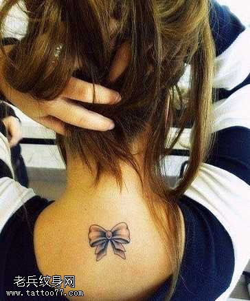 背部蝴蝶结纹身图案